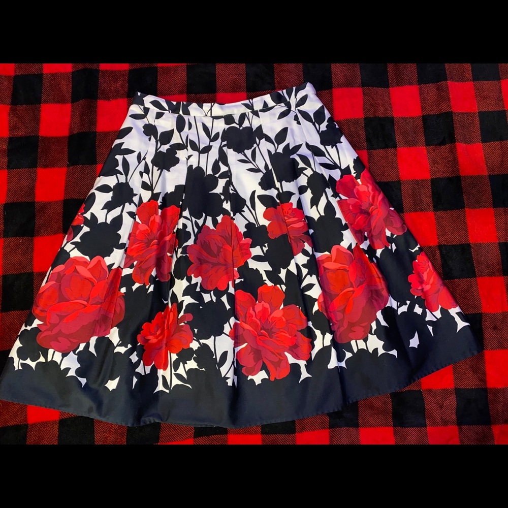 🌹Coldwater Creek black/white/roses skirt
